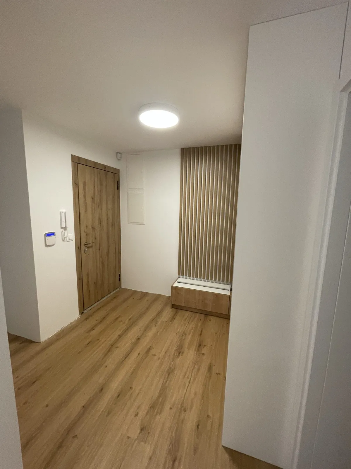 Vhod - predsoba – prenova – Atrijsko stanovanje Grosuplje